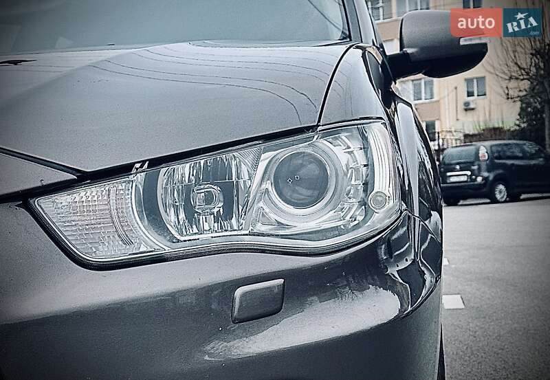 Внедорожник / Кроссовер Mitsubishi Outlander XL 2011 в Киеве