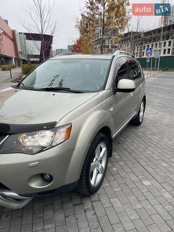 Позашляховик / Кросовер Mitsubishi Outlander XL 2008 в Києві