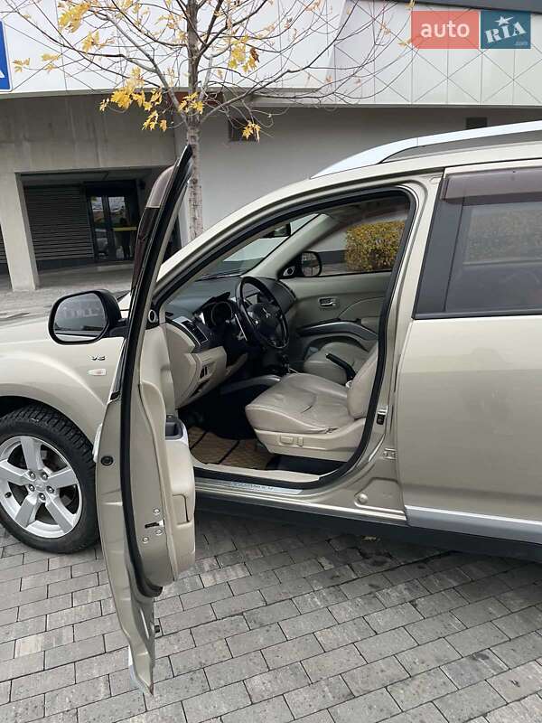 Позашляховик / Кросовер Mitsubishi Outlander XL 2008 в Києві