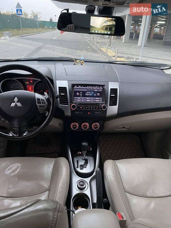 Позашляховик / Кросовер Mitsubishi Outlander XL 2008 в Києві