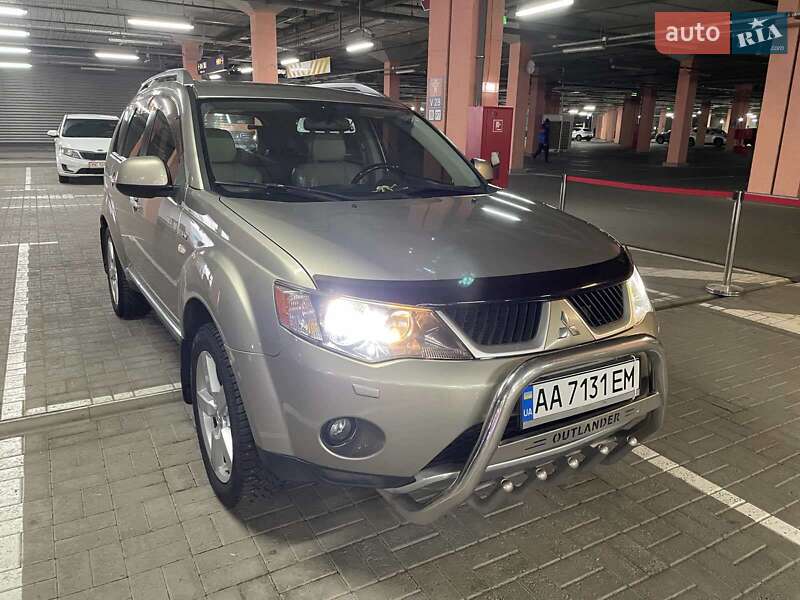 Позашляховик / Кросовер Mitsubishi Outlander XL 2008 в Києві