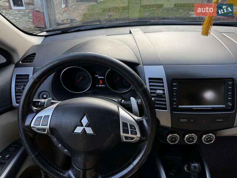 Внедорожник / Кроссовер Mitsubishi Outlander XL 2010 в Труханове
