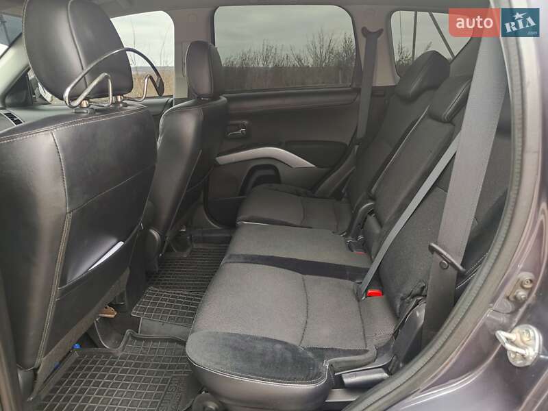 Внедорожник / Кроссовер Mitsubishi Outlander XL 2010 в Краснограде