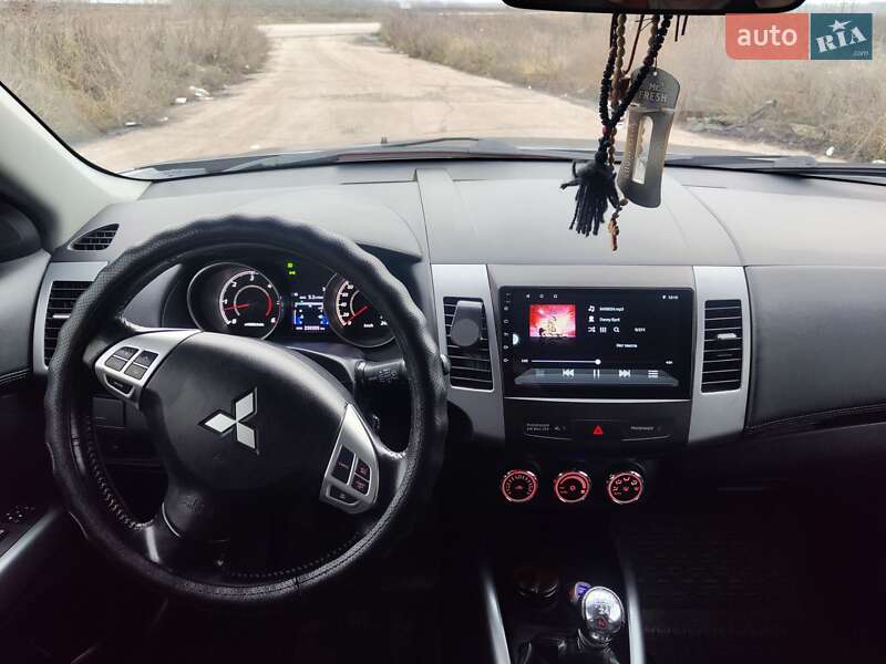 Внедорожник / Кроссовер Mitsubishi Outlander XL 2010 в Краснограде
