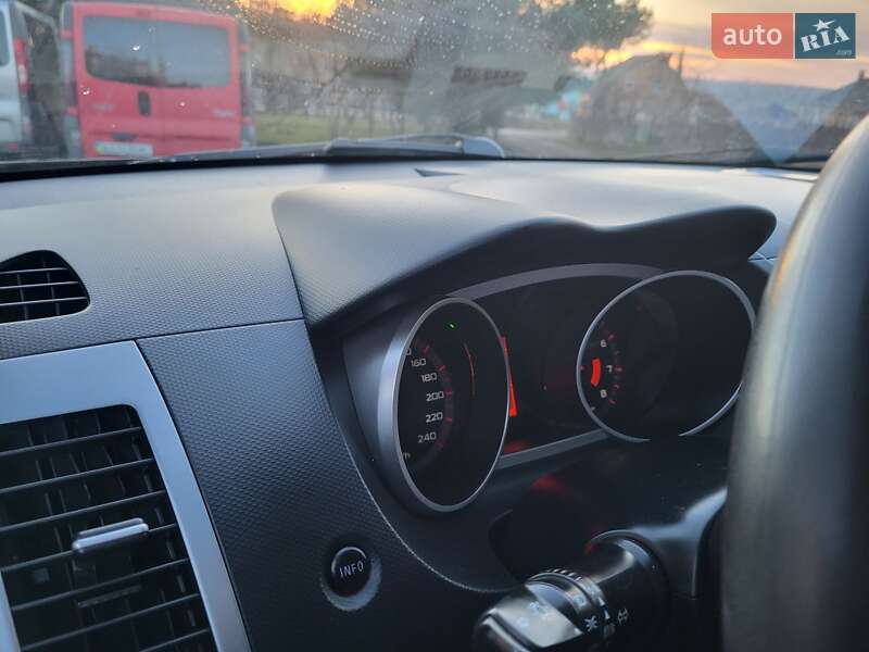 Внедорожник / Кроссовер Mitsubishi Outlander XL 2010 в Хмельницком