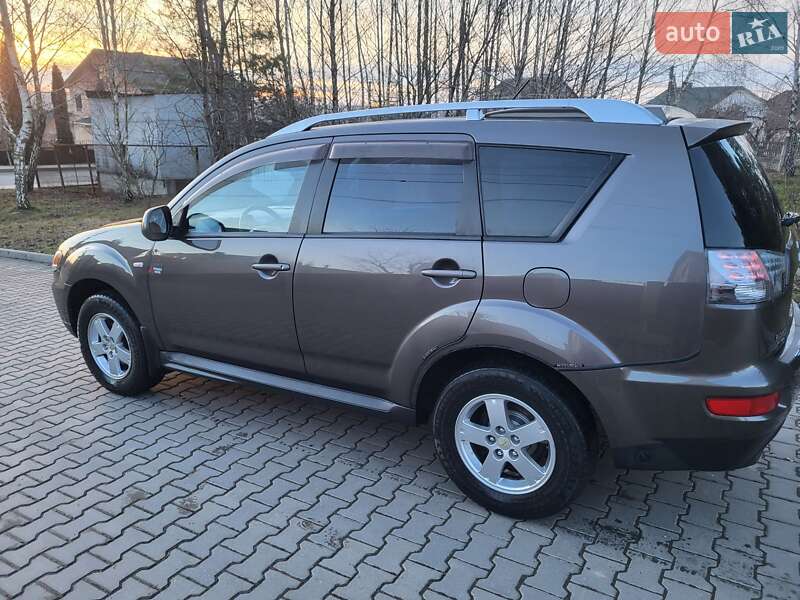 Внедорожник / Кроссовер Mitsubishi Outlander XL 2010 в Хмельницком