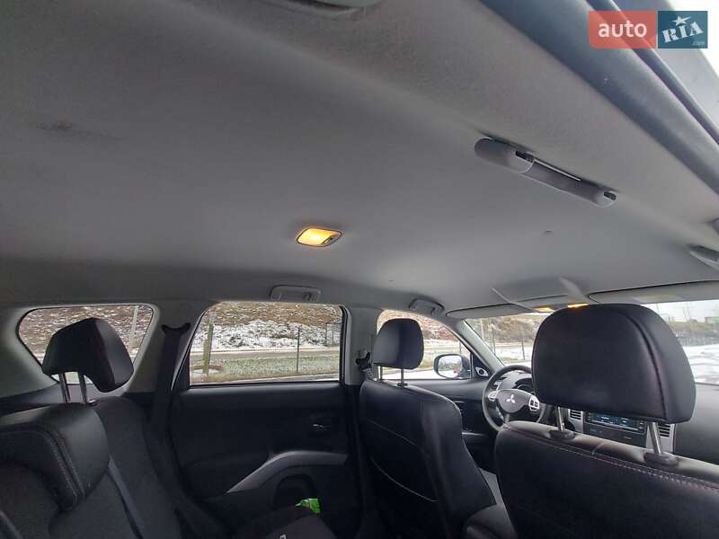 Внедорожник / Кроссовер Mitsubishi Outlander XL 2011 в Ирпене
