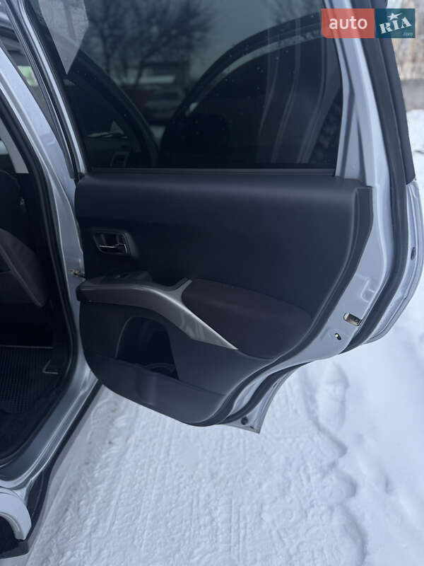 Позашляховик / Кросовер Mitsubishi Outlander XL 2008 в Броварах