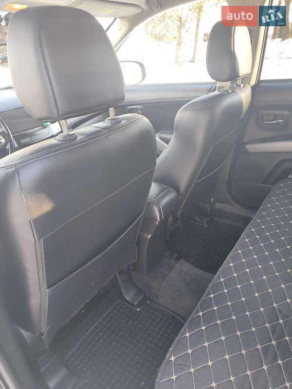 Внедорожник / Кроссовер Mitsubishi Outlander XL 2010 в Львове