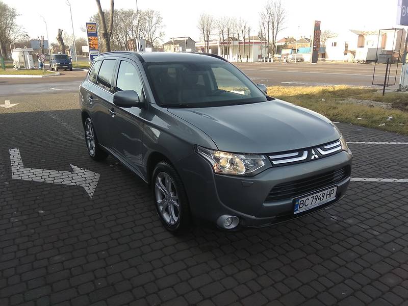 Позашляховик / Кросовер Mitsubishi Outlander 2013 в 