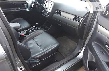 Позашляховик / Кросовер Mitsubishi Outlander 2013 в 