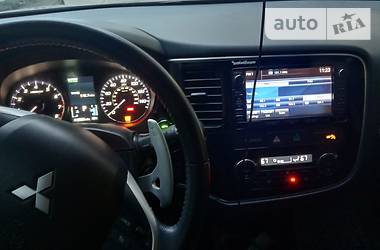 Позашляховик / Кросовер Mitsubishi Outlander 2014 в 