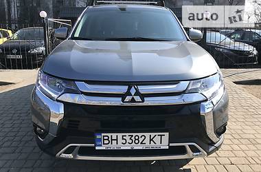Позашляховик / Кросовер Mitsubishi Outlander 2018 в 