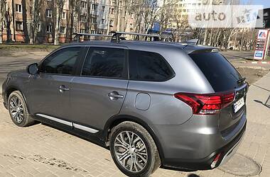 Позашляховик / Кросовер Mitsubishi Outlander 2018 в 