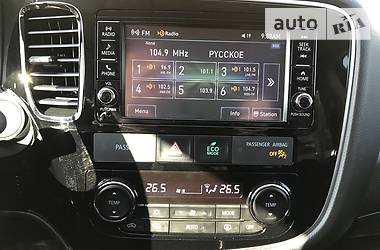 Позашляховик / Кросовер Mitsubishi Outlander 2018 в 