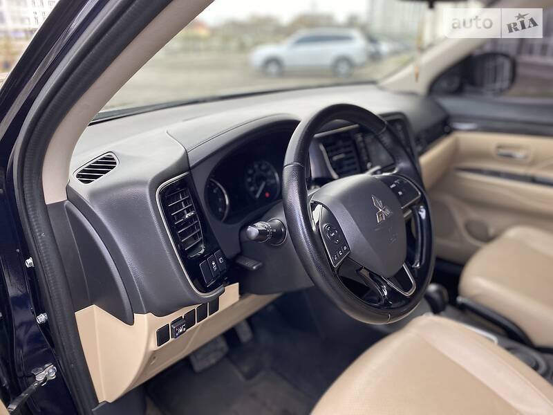 Позашляховик / Кросовер Mitsubishi Outlander 2016 в Івано-Франківську