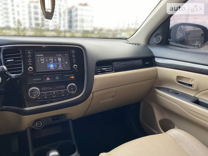 Позашляховик / Кросовер Mitsubishi Outlander 2016 в Івано-Франківську