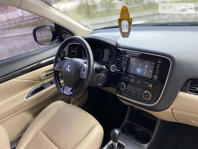 Позашляховик / Кросовер Mitsubishi Outlander 2016 в Івано-Франківську