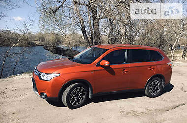 Позашляховик / Кросовер Mitsubishi Outlander 2014 в 