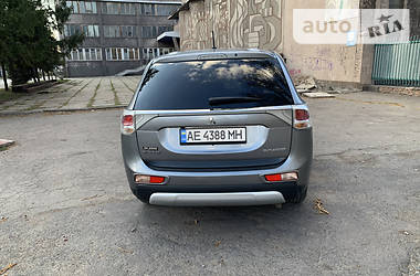 Позашляховик / Кросовер Mitsubishi Outlander 2015 в 