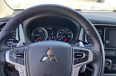 Позашляховик / Кросовер Mitsubishi Outlander 2017 в 