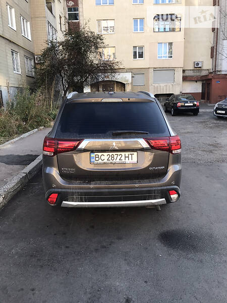 Позашляховик / Кросовер Mitsubishi Outlander 2018 в Львові