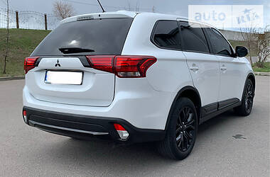 Позашляховик / Кросовер Mitsubishi Outlander 2016 в 