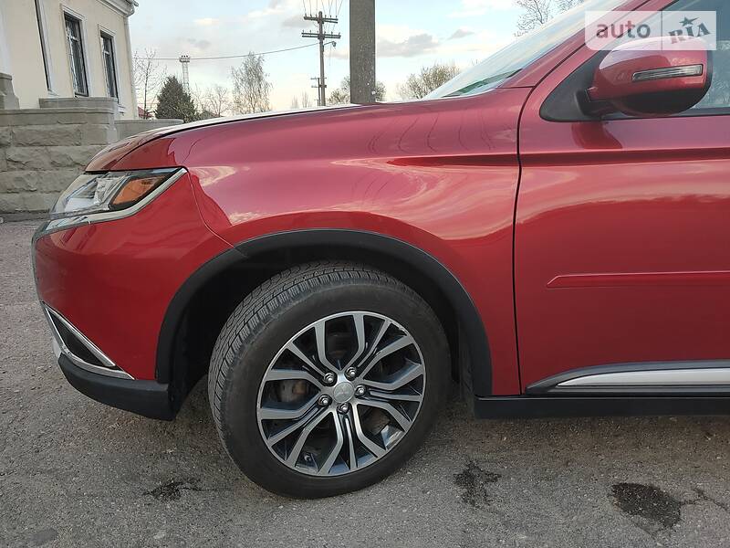 Позашляховик / Кросовер Mitsubishi Outlander 2015 в Новомосковську