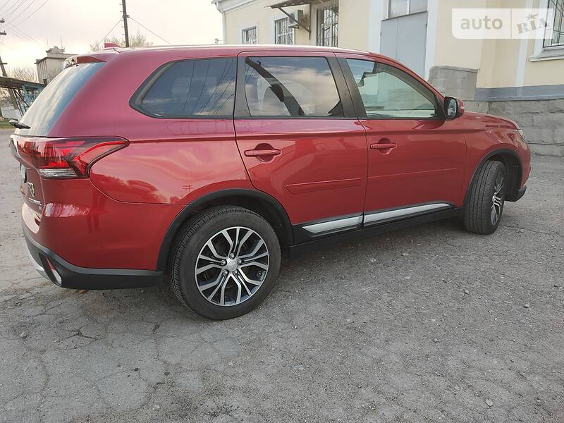 Позашляховик / Кросовер Mitsubishi Outlander 2015 в Новомосковську