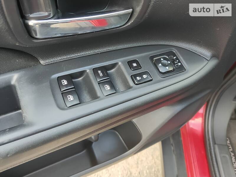 Позашляховик / Кросовер Mitsubishi Outlander 2015 в Новомосковську