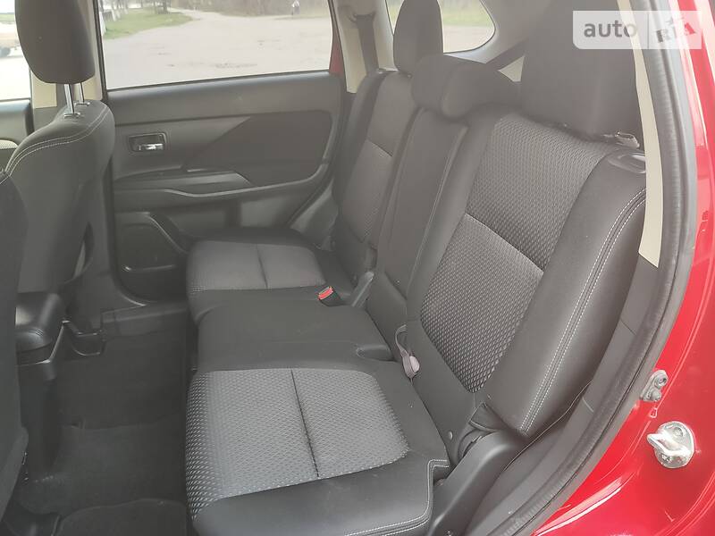 Позашляховик / Кросовер Mitsubishi Outlander 2015 в Новомосковську