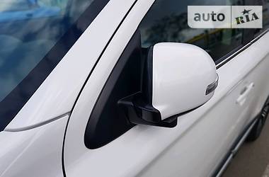Позашляховик / Кросовер Mitsubishi Outlander 2016 в 