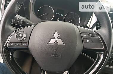Позашляховик / Кросовер Mitsubishi Outlander 2016 в 