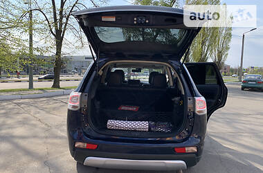 Позашляховик / Кросовер Mitsubishi Outlander 2014 в 