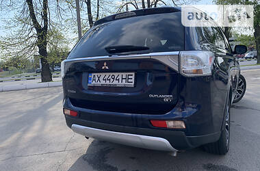 Позашляховик / Кросовер Mitsubishi Outlander 2014 в 