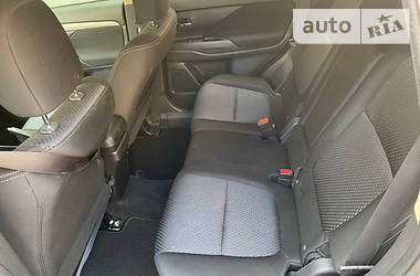 Позашляховик / Кросовер Mitsubishi Outlander 2016 в 