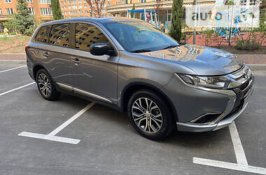 Позашляховик / Кросовер Mitsubishi Outlander 2016 в 