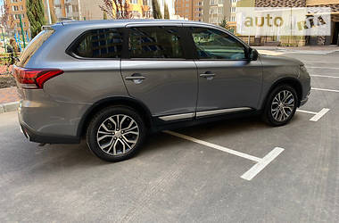 Позашляховик / Кросовер Mitsubishi Outlander 2016 в 