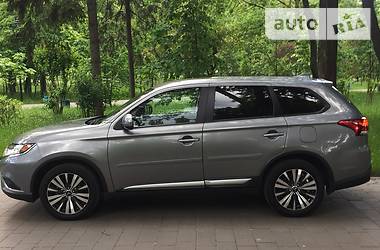 Позашляховик / Кросовер Mitsubishi Outlander 2018 в 