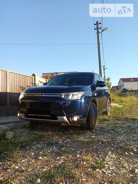 Позашляховик / Кросовер Mitsubishi Outlander 2014 в 