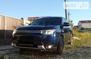 Позашляховик / Кросовер Mitsubishi Outlander 2014 в 