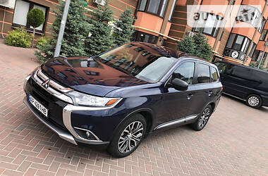 Позашляховик / Кросовер Mitsubishi Outlander 2015 в Києві