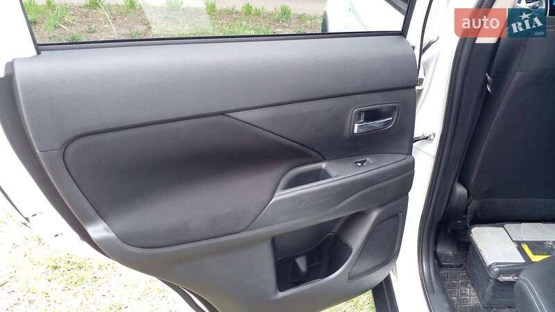 Позашляховик / Кросовер Mitsubishi Outlander 2015 в Дніпрі