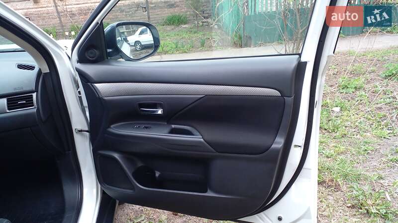 Позашляховик / Кросовер Mitsubishi Outlander 2015 в Дніпрі