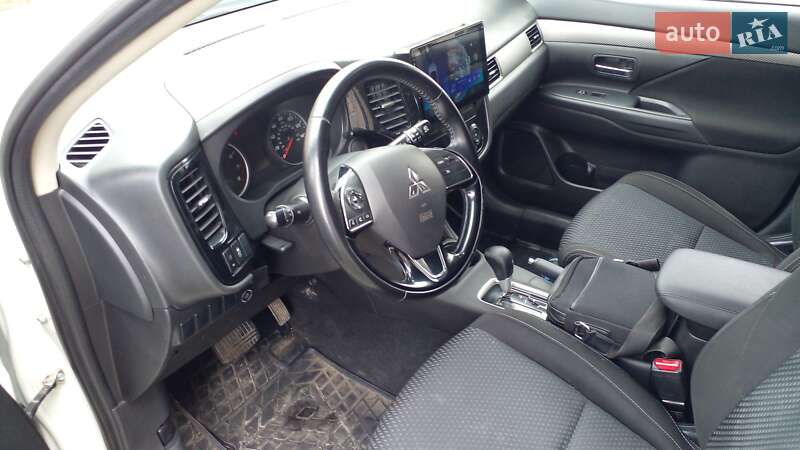 Позашляховик / Кросовер Mitsubishi Outlander 2015 в Дніпрі