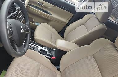 Внедорожник / Кроссовер Mitsubishi Outlander 2019 в 