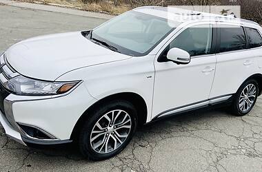 Внедорожник / Кроссовер Mitsubishi Outlander 2017 в Киеве