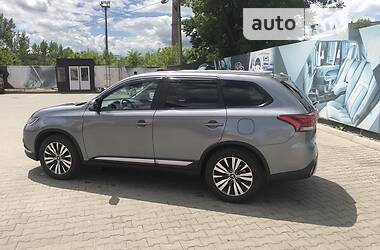 Позашляховик / Кросовер Mitsubishi Outlander 2021 в Чернівцях