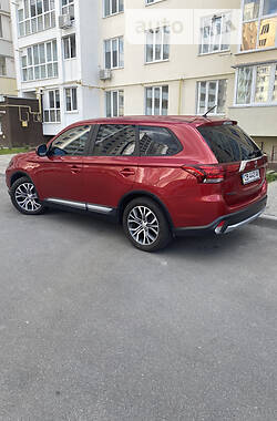 Внедорожник / Кроссовер Mitsubishi Outlander 2016 в 