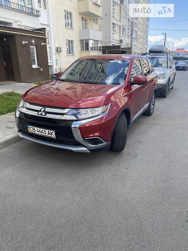 Внедорожник / Кроссовер Mitsubishi Outlander 2016 в 